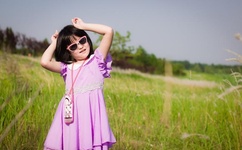 抱着边走边撞水流了一地的水